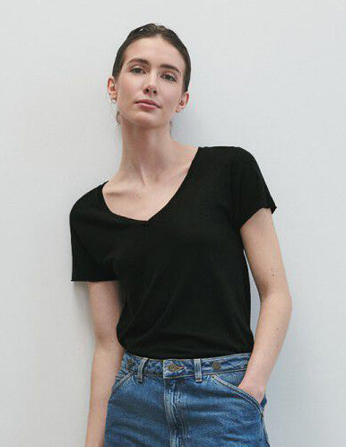 JACKSONVILLE V-Neck Short Sleeve Tee in Black