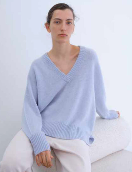 CHARLOTTE Cashmere V-Neck Sweater in Cornflower Blue