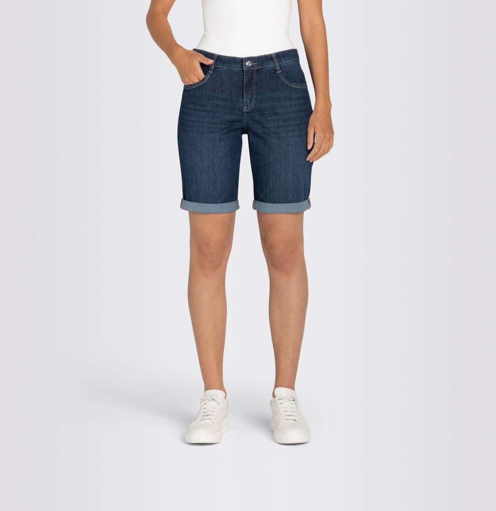 SHORTY Denim Shorts in New Basic Wash