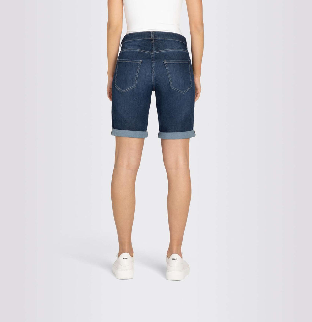 SHORTY Denim Shorts in New Basic Wash