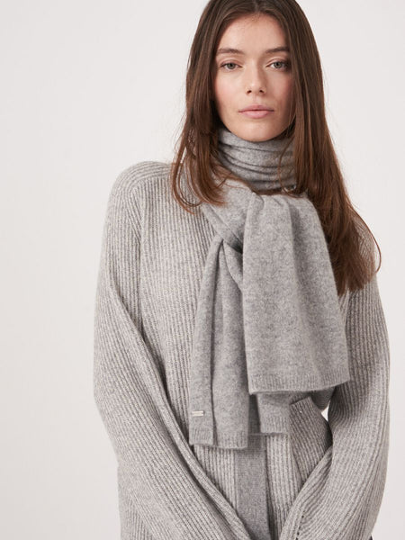 Cashmere Fine Knit Scarf in Light Grey