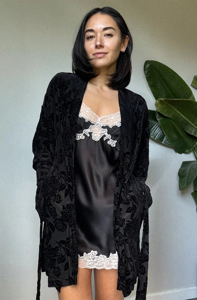 BED OF ROSES Kimono Robe in Khol