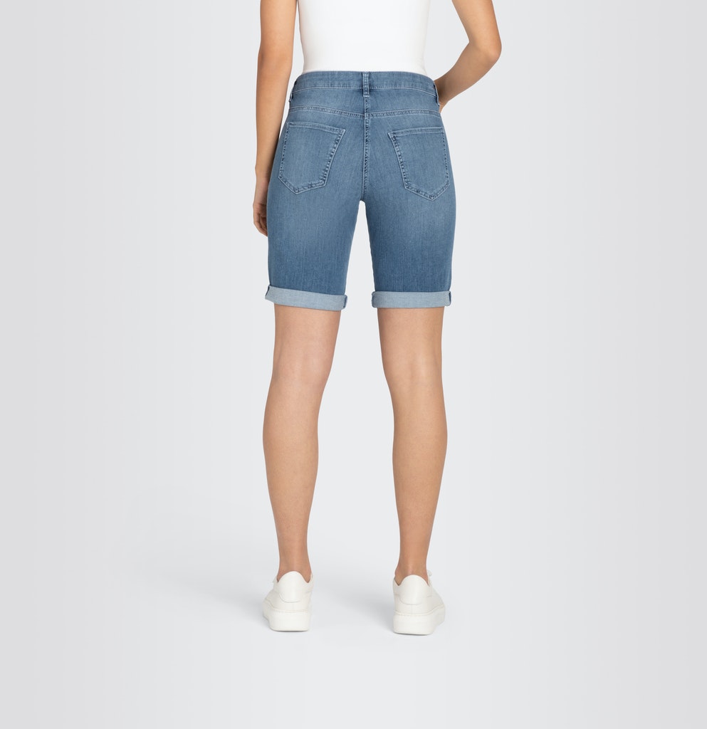 SHORTY Denim Shorts in Summer Clean